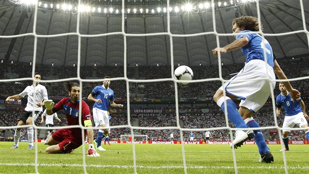 ZACHRÁNCE. Německý stoper Hummels překonává italského gólmana Buffona, kterého však zachráňuje na brankové čáře Pirlo.