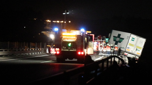 Po nehod dvou kamion na dlnici D1 u Miroovic zstal jeden z nich sten viset na most (23. ervna 2012).