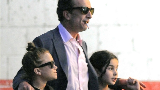 Olivier Sarkozy s dcerou a přítelkyní Mary-Kate Olsenovou (vlevo)