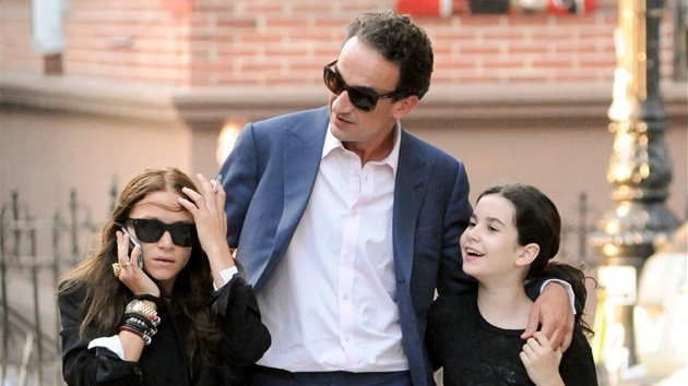 Mary-Kate Olsenová a její přítel Olivier Sarkozy se svou dcerou (2012)
