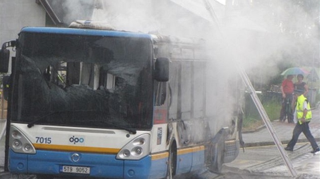 V Ostrav-Polance nad Odrou shoel v ptek naveer linkov autobus, nikomu se nic nestalo. Vyetovatel spotali kodu na 4 miliony.