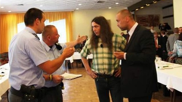 Aktivista Stanislav Penc přinesl na jednání poslanců o legalizaci konopí pro léčebné účely dózu konopí a byl zatčen. Na jednání totiž byl i šéf Národní protidrogové centrály Jakub Frydrych (v černém obleku).