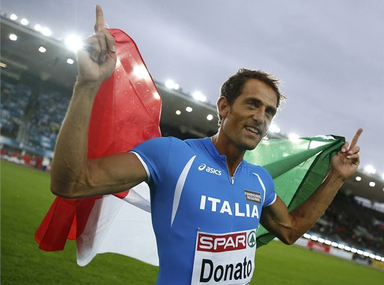 Trojskokan Fabrizio Donato po triumfu na mistrovství Evropy. 