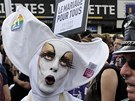 Desetitisíce homosexuál a lesbiek se shromádily ve francouzské metropoli...