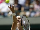 NA PODÁNÍ. Petra Kvitová v utkání tetího kola Wimbledonu s Varvarou