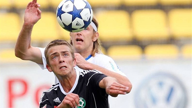 Úto�ník Milan Jurdík v dresu P�íbrami odehrává mí� p�ed ostravským stoperem