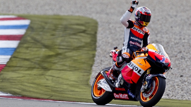 VÍT�Z. Casey Stoner se po triumfu ve Velké cen� Nizozemska raduje ze svého