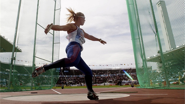 POKUS. Vra Cechlová-Pospíilová pi jednom z pokus kvalifikace diskaek.