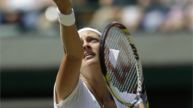 NA PODÁNÍ. Petra Kvitová v utkání tetího kola Wimbledonu s Varvarou