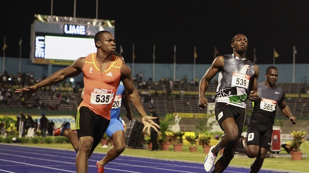 STÍDÁNÍ NA TRNU. Yohan Blake (vlevo) poráí na jamajském ampionátu Usaina