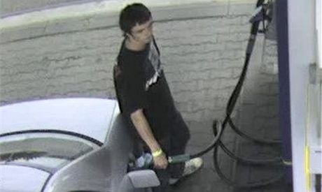Mue, kterého policisté podezírají z ujídní od pump, zachytila kameru u jedné