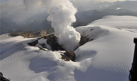 Dýmající kráter kolumbijské sopky Nevado del Ruiz na snímku z bezna 2012