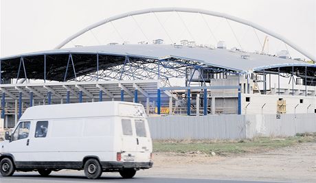 Skelet novho zimnho stadionu v Chomutov dr obloukov konstrukce.