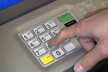 Mladík z Nmecka si vybral z bankomatu peníze a pak ho okradli. Ilustraní snímek