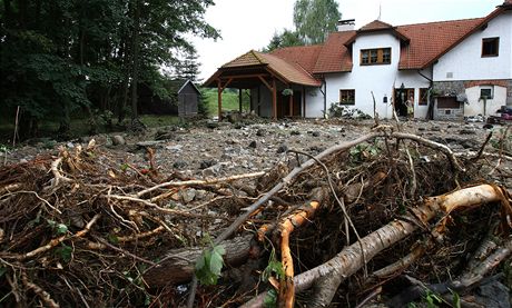 Obecní úad v Mochtín spravuje i Kocourov. Tudy se prohnala stoletá voda.