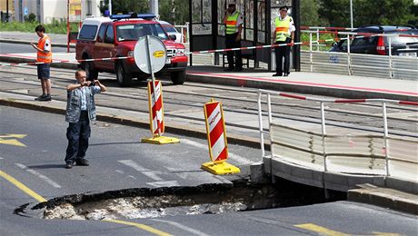 Kráter na Evropské ulici v Praze.