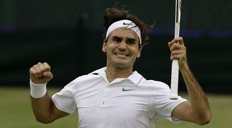 ASTNÁ SEDMIKA. Roger Federer slaví sedmý wimbledonský titul, který ho...
