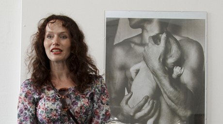 Sára Saudková na výstav fotografií Jana Saudka