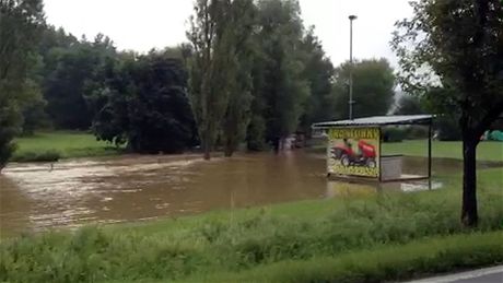 Na Klatovsko se velká voda pihnala na zaátku ervence a poniila silnice i domy.