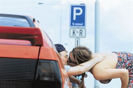 Znaka Kiss and Ride neboli Polib a je u se v esku pouívá dva roky (ilustraní foto).