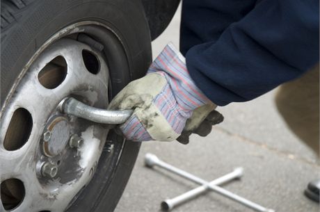 Výmna kol u osobních aut je v tomto období velice aktuální a ada motorist si kola mní sama podobným zpsobem. Ilustran snímek