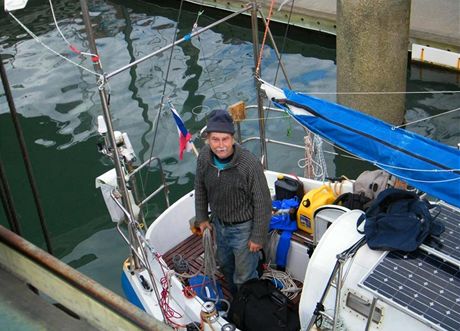 Moeplavec Petr Ondrek musel ponienou plachetnici nechat na Novm Zlandu.