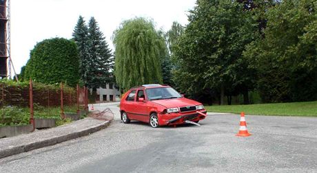 Auto narazilo v Nové Pace pímo do plotu poární stanice. (2. 7. 2012)