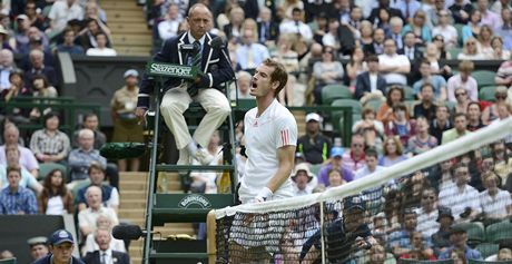 ALE NE! Andy Murray se zlob ve tvrtfinle Wimbledonu.