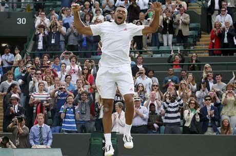 RADOST. Jo-Wilfried Tsonga slav postup do semifinle Wimbledonu.
