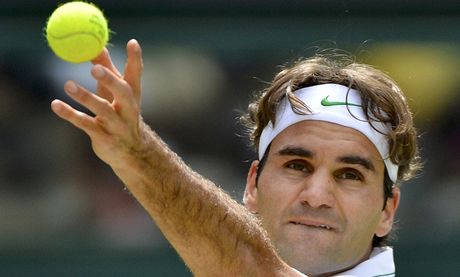 NA PODN. Roger Federer servruje ve wimbledonskm finle proti Andymu...