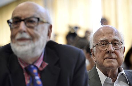 Peter Higgs (vpravo) a Francois Englert