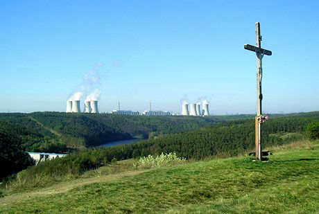 Jaderná elektrárna Dukovany a pehrada Mohelno od Mohelenské hadcové stepi