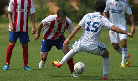 Brnnský David Paek (vlevo) nasazuje v pípravném utkání jesliky olomouckému Martinu Pospíilovi.