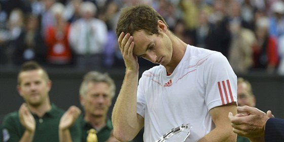 BOLÍ TO. Andy Murray po prohraném wimbledonském finále neskrýval zklamání.