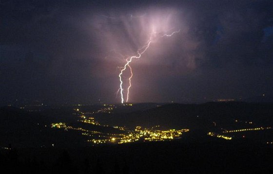 Snímek z webkamery ČHMÚ zachytil noční bouřku na Šeráku.