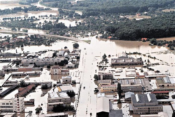 Letecký pohled na zatopenou Kroměříž v roce 1997.