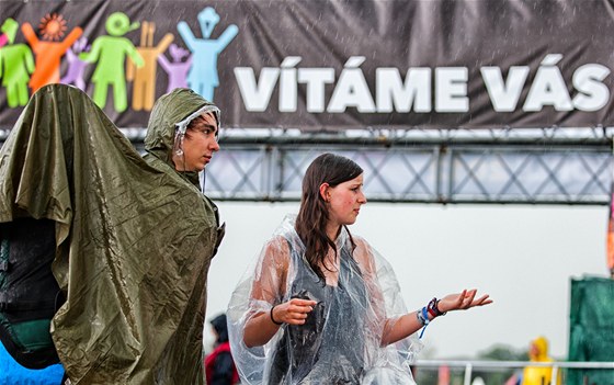 Nultý den festivalu Rock for People strávili milovníci muziky v plátnkách.