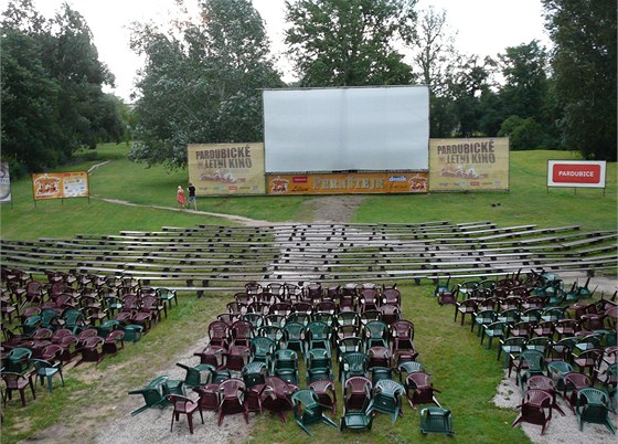 Silný vítr roztrhal plátno pardubického letního kina (6. 7. 2012)