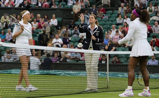 Petra Kvitová a Serena Williamsová ve Wimbledonu. 