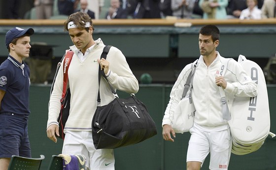 FEDEX VS. NOLE. Po sedmi letech se ve finále grandslamu opt utkají Roger Federer (vlevo) a Novak Djokovi.