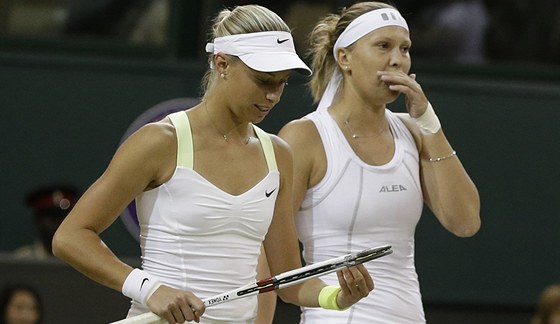 FINALISTKY. Andrea Hlaváková a Lucie Hradecká ve finále wimbledonské tyhry.