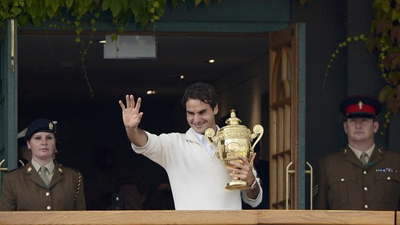 TOHLE JE ONA. Roger Federer mává divákm z balkonu ve wimbledonském areálu se