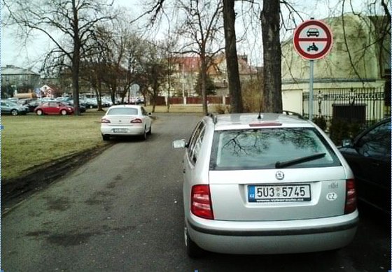 Takto za zákazem vjezdu parkoval partner hejtmanky Jany Vaňhové Roman Houska