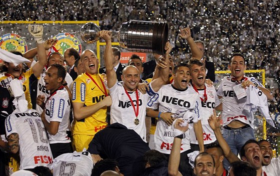 Fotbalisté Corinthians slaví triumf v Poháru osvoboditel.