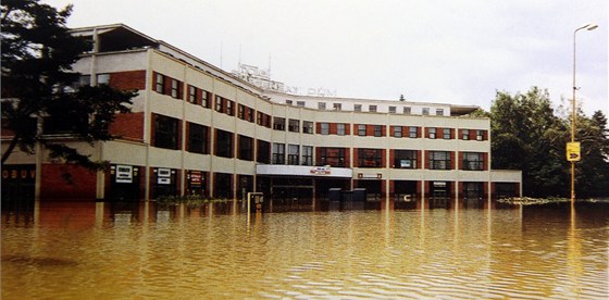 Povodn v Otrokovicích v roce 1997. Na snímku zaplavený Spoleenský dm.