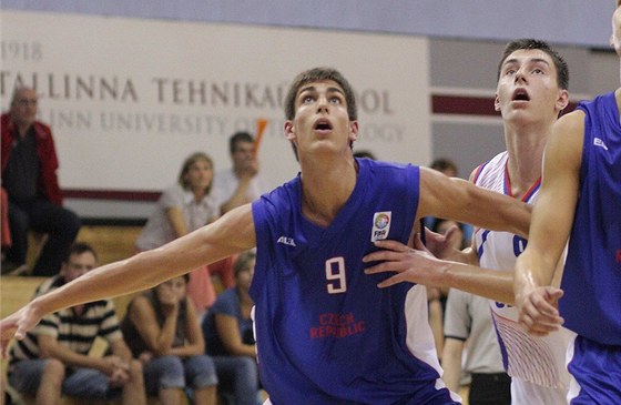 eský basketbalista Adam Pecháek (v modrém dresu) v podkoovém souboji v