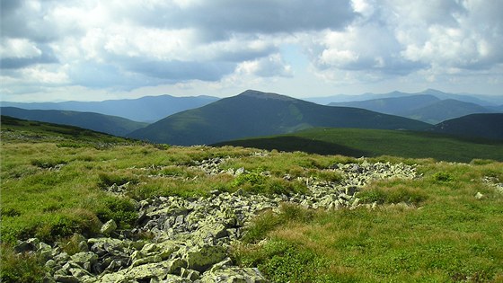 Horský svět Gorgan s Popaďou uprostřed (pohled z hory Parenki)