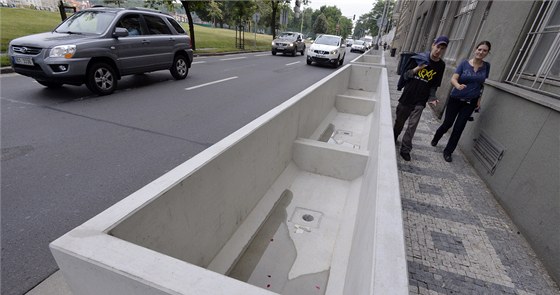 Praha 5 rozmisuje na chodníky na Smíchov obí betonové kontejnery.
