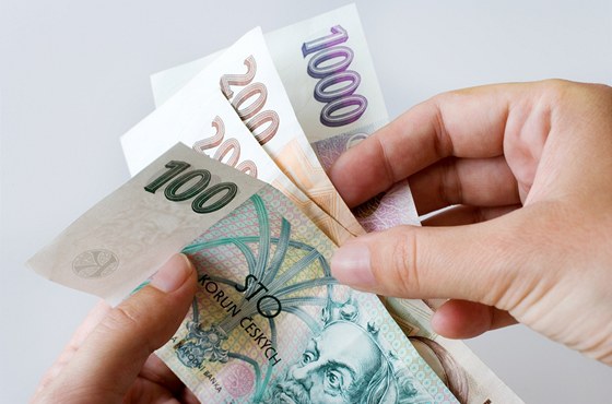 Za sedm měsíců přibylo na nejlépe úročeném spořicím účtu 1 542 korun ze 130 tisíc vložených, na nejhůře úročeném jen 112 korun. Rozdíl je 1 430 korun. Ilustrační snímek