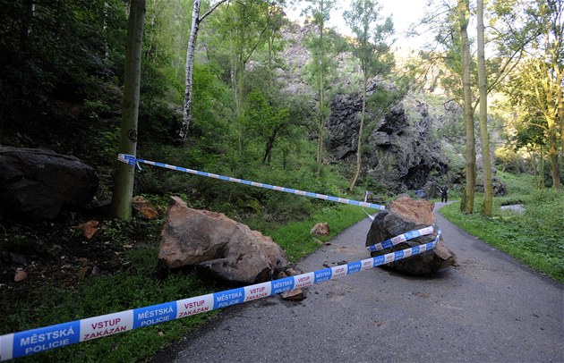 U koupalit Dbán v Divoké árce spadly na cestu dva asi metrové kameny.